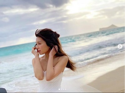 AAA宇野実彩子、肩＆背中見せ白ドレスの写真公開で反響「腕細すぎ！」「神がかってます」（E-TALENTBANK）