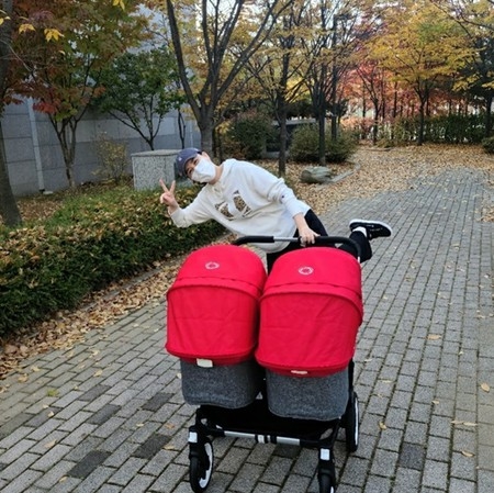 「三つ子を出産」お笑い芸人ファン・シニョン、ベビーカーを押して初の散歩「週末の育児は大変」(WoW!Korea)