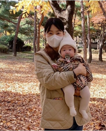 女優ハン・ジヘ、秋の公園で娘ユンスルちゃんとカップルルックを披露(WoW!Korea)