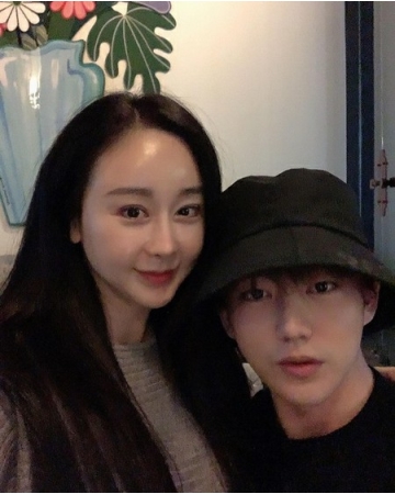 女優ハム・ソウォン、夫ジンファとレストランでデートを楽しむ様子を公開…「こんな素敵な場所をどうやって知ったの」(WoW!Korea)