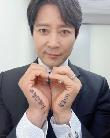 俳優チェ・スジョン、優しい指ハートで「ヘレン・ケラーを探しています」チャレンジに参加…チョン・テウらがバトンを引き継ぐ(WoW!Korea)