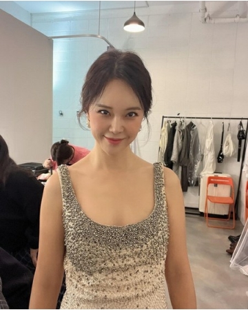 歌手ペク・チヨン、華やかで美しいドレス姿を披露…「久しぶりにセクシーな服を着た」(WoW!Korea)