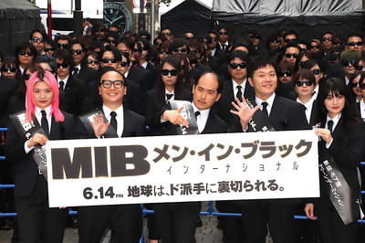 「MIBの日」黒スーツ＆サングラス150人が新宿に集結！トレエン斎藤ら「すごい」と驚き（Movie Walker）