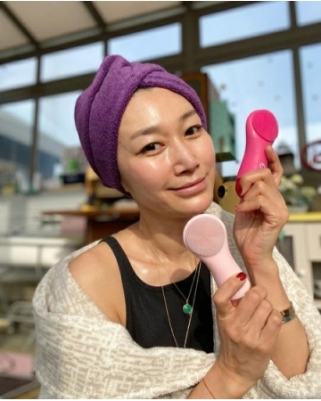 “47歳すっぴん”ピョン・ジョンス、輝く肌と洗練されたビジュアルに視線集中(WoW!Korea)