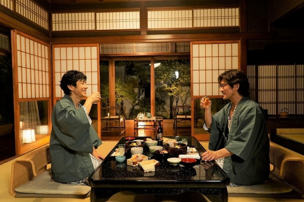 西島秀俊×内野聖陽「劇場版　きのう何食べた？」自撮りオープニング映像の一部を披露(映画.com)