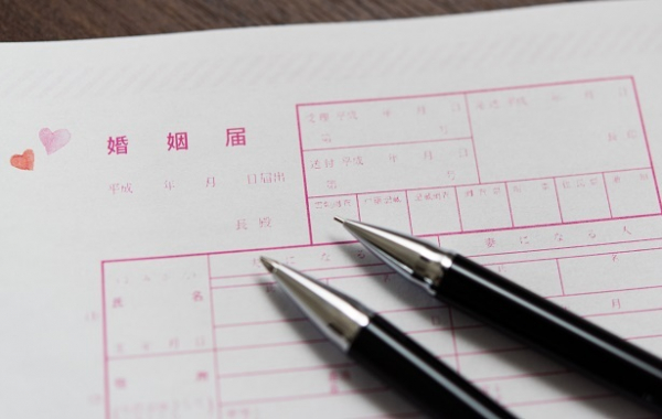 坂口健太郎と清野菜名の「偽装夫婦」のラブストーリー(Wedge)