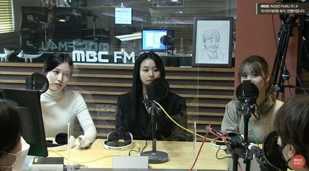 「TWICE」メンバー3人がラジオに出演……「最初に結婚したメンバーにウェディングドレスを贈る」と約束(WoW!Korea)