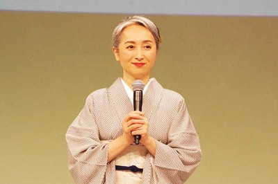 近藤サト、グレイヘアにしてから「敬語を使ってもらえるように」（Lmaga.jp）