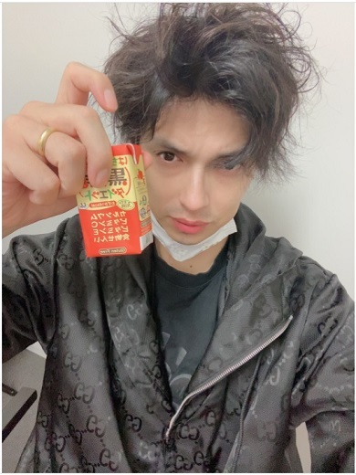 顔のラインがシュッとしてる　アレクサンダー、ダイエットで12キロ減「後3キロは年内に痩せたいな」(ねとらぼ)