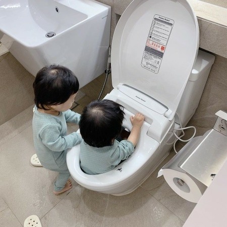 ユルヒ（元LABOUM）、双子が静かだと思ったら…「便器に入っていた」(WoW!Korea)