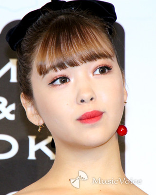 藤田ニコル、裸眼すっぴん披露　「透明感がすごい」「可愛い」と話題（MusicVoice）