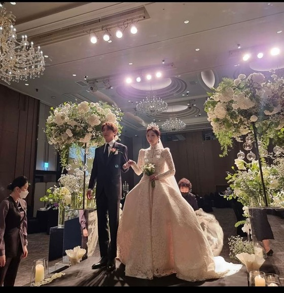 SJイトゥク、実姉パク・イニョンの手を取って新婦入場のエスコート(朝鮮日報日本語版)