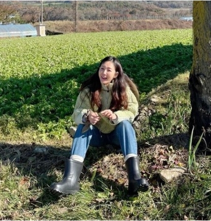 女優チェ・ジウ、飾らない日常を公開…作業着姿でも輝く美貌(WoW!Korea)