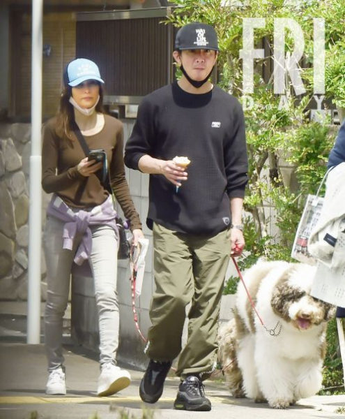 木村拓哉夫婦、川口春奈…有名人が「愛犬散歩」で見せた幸せ素顔(FRIDAY)