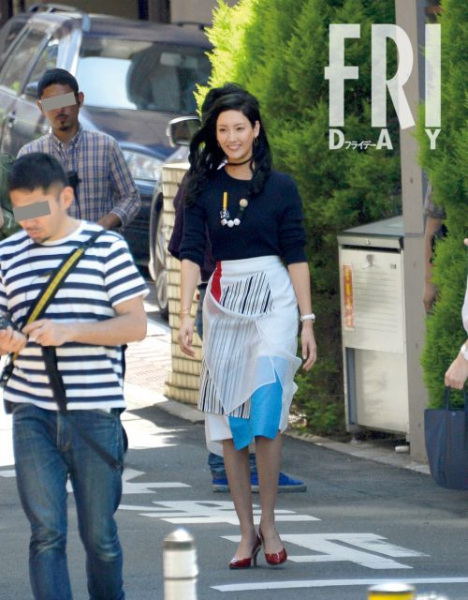 特攻服姿に美容ケア現場…菜々緒「９頭身女優」の秘蔵写真(FRIDAY)