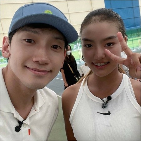 Rain(ピ）と超接近！自撮りツーショット…イ・ドングクの次女ジェアちゃん”緊張のVサイン”(WoW!Korea)