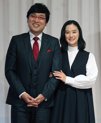 南キャン山ちゃん＆蒼井優結婚会見、相方しずちゃん強烈パンチで祝福（映画.com）