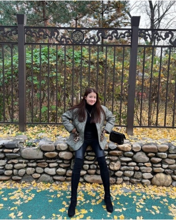 女優イ・シヨン、イチョウの葉と共にポーズ…格別なファッションセンスも披露(WoW!Korea)