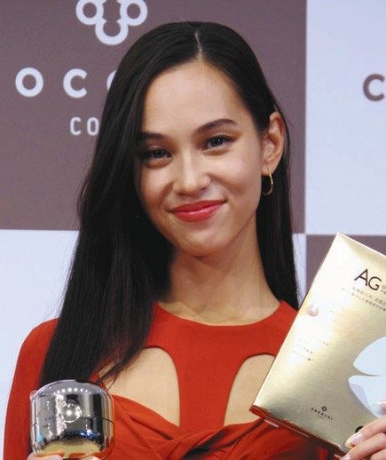 「やっぱり露出をしたい」水原希子が大胆オレンジドレスで登場(中日スポーツ)