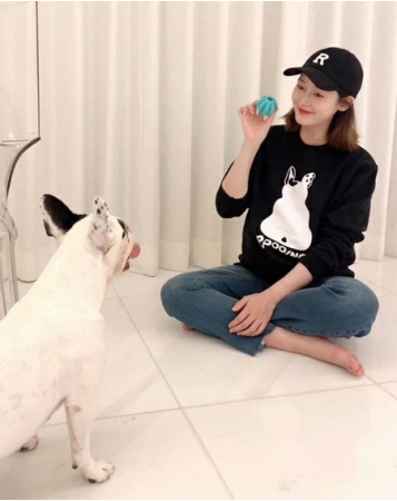 “双子妊娠”ソン・ユリ(Fin.K.L.)、自作イラスト入りスウェットを着用し「遺棄動物サンタプロジェクト」参加を報告(WoW!Korea)