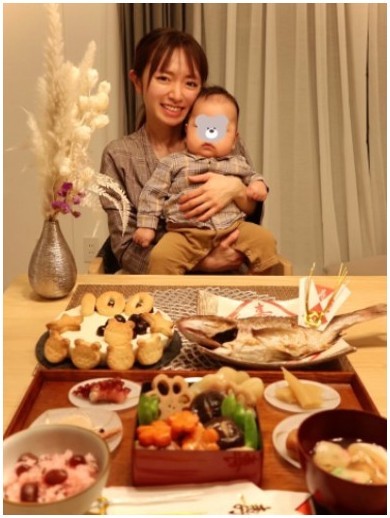 紺野あさ美、第3子次男の生後100日ショットを公開 過去の経験ふまえ、お食い初めは無理せず“マイペース”に(ねとらぼ)