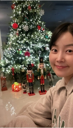 女優ハン・ジヘ、娘ユンスルちゃんのために大型ツリーを準備…「待ち遠しいクリスマス」(WoW!Korea)