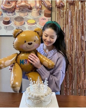 チョンジン(SHINHWA)の妻リュ・イソさん、「2人だけの完ぺきな誕生日」と王冠を被りキュートな笑顔(WoW!Korea)