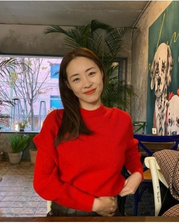 女優イ・ヨニ、童話の中のお姫さまがいるのかと…赤いトップスを着こなし絵画のような日常(WoW!Korea)