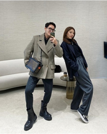 ソン・ダムビ、スタイリストのキム・ウリとの親友コンビ披露…「まずは恋愛から…」(WoW!Korea)