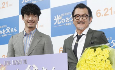 坂口健太郎、吉田鋼太郎にサプライズでプレゼント！（シネマトゥデイ）