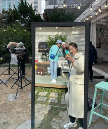 女優チョン・ソミン、「ここ見てね」…ユ・ジェソク、ヤン・セチャンと撮影合間の和やか認証ショット(WoW!Korea)