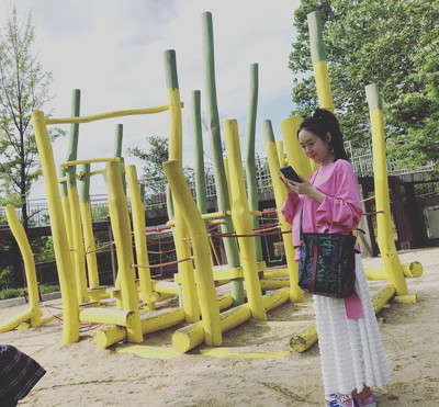(朝鮮日報日本語版) 第三子妊娠中のBYUL、息子と公園で幸せなひととき（朝鮮日報日本語版）