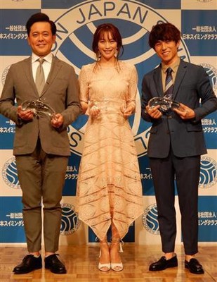 ベストスイマー受賞のくりぃむ・有田「闇営業で来ました」（サンケイスポーツ）