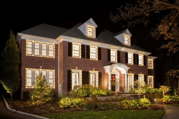 映画『ホーム・アローン』の家が一夜限定で貸し出しへ。宿泊サイト「エアビー」を通じて予約が可能、長男バズがホストを務め原作の雰囲気を忠実に再現(電ファミニコゲーマー)