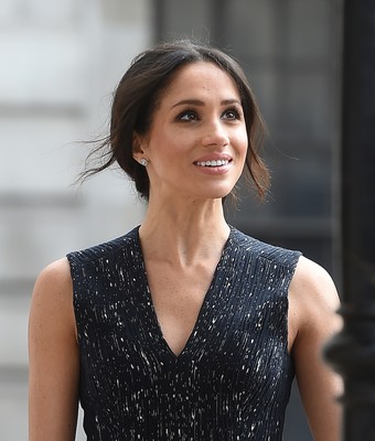 肩出しナシ！ママになったメーガン妃、産後1か月公務はネイビーでシックに（Movie Walker）