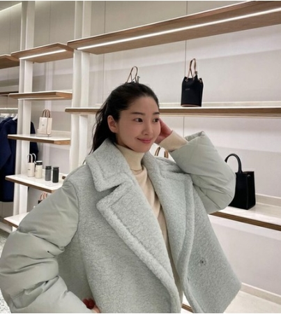 チョンジン(SHINHWA)と妻リュ・イソ、広告が続々…前CAのモデル級スタイル(WoW!Korea)