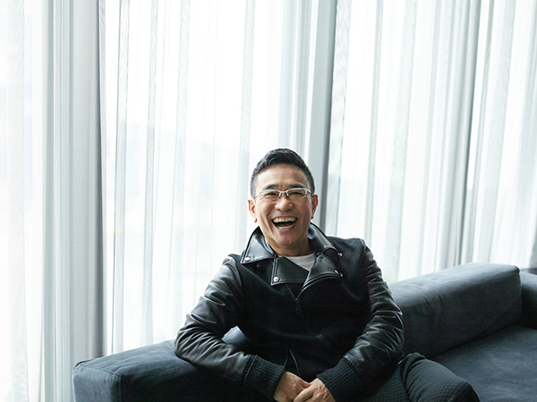 “古いタイプの男”だった八嶋智人さんが、多様性という言葉で思い出す風景「まだ幼い息子と英語しか話せない友人が...」(webマガジン mi-mollet)