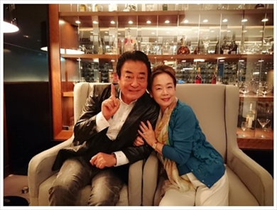 「美男美女の一言」「これぞベストカップル」　高橋英樹＆小林亜紀子、“48年前の夫婦ショット”が絵になりすぎる(ねとらぼ)