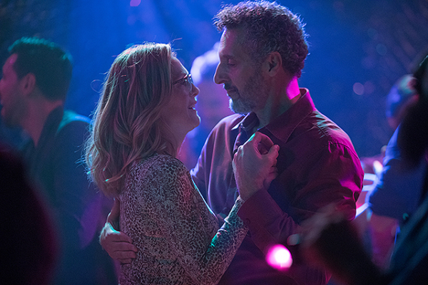 【「グロリア　永遠の青春」評論】グロリアの「たったひとりで踊る」という自由が、最高に輝いている(映画.com)