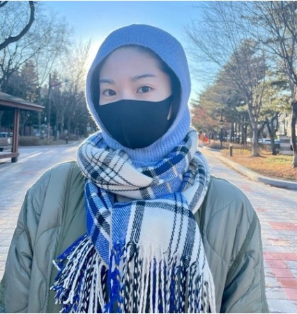 チョンジン（SHINHWA）の妻リュ・イソさん、カフェデート…現代版”マッチ売りの少女”ビジュアルもキュート(WoW!Korea)