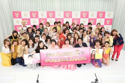 「THE W」今年も開催！約50人出席のカオス会見で阿佐ヶ谷姉妹が連覇宣言（お笑いナタリー）