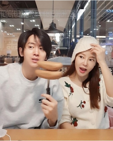 歌手リュ・フィリップ、“17歳年上”の妻ミナとの外食デート写真を公開(WoW!Korea)