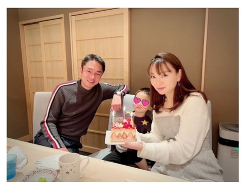 保田圭、41歳バースデーに“イケメン料理研究家”夫＆息子と家族写真　お祝いはすし屋で「贅沢すぎる時間でした」(ねとらぼ)