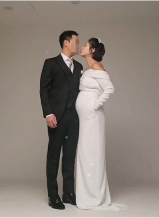 女優ファン・ジョンウム、“復縁”夫＆息子と再び家族撮影…優雅な臨月ドレス姿を公開(WoW!Korea)