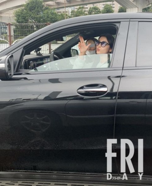 車内から得意ポーズ、新恋人と…木下優樹菜「オーラ満点」秘蔵写真(FRIDAY)