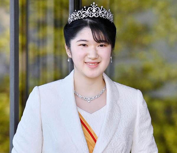 愛子さまローブ・デコルテ初披露で「皇室への逆風」一掃！ 成年行事で祝福の声が続々(日刊ゲンダイDIGITAL)