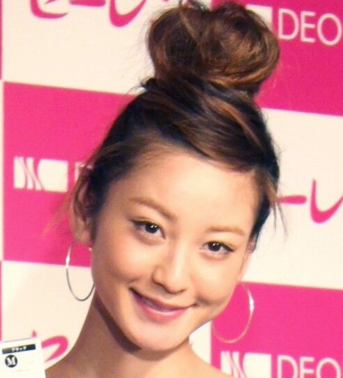 西山茉希、背中の漢字＆羽模様を大胆披露「タトゥーですか？」「歳をとらないボディライン」(スポーツ報知)