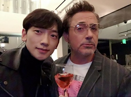 Rain(ピ)、「アイアンマン」のロバート・ダウニー・ジュニアとワインを…“元祖ワールドスター”らしい格が違う人脈(WoW!Korea)