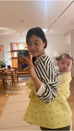 女優ハン・ジヘ、きっちりとおんぶ…「難しい結び方に成功」(WoW!Korea)