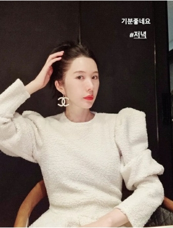 タイの財閥と結婚した女優シン・ジュア、耳より大きな耳飾りに「気分が良いですね」(WoW!Korea)